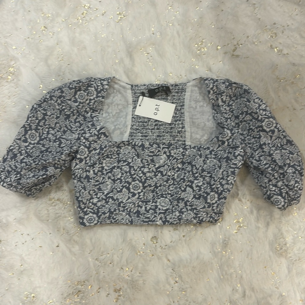 NWT Opt top with puff sleeves. Size Small.